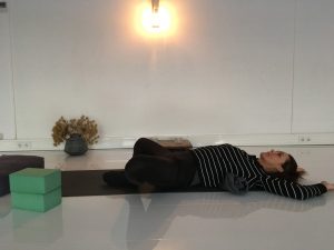 Yin-yoga-sessie voor dankbaarheid-lying butterfly