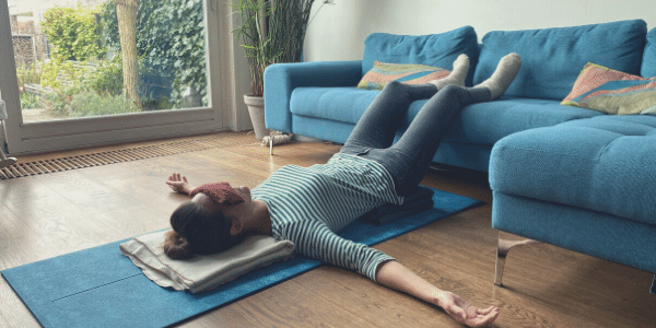 Wat is Restorative Yoga en waarom het zo goed voor je is